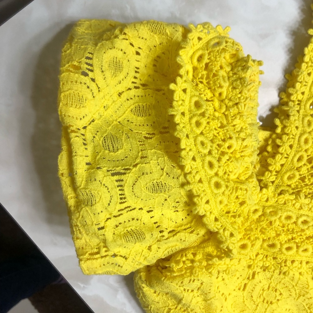 PROJECT RUNWAY Buttercup Cold Shoulder Top (S) - Picture 4 of 6